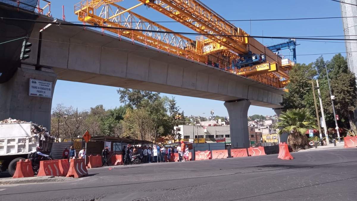 Bloqueo en Av. De las Torres a la altura de Calz. Minas de Arena