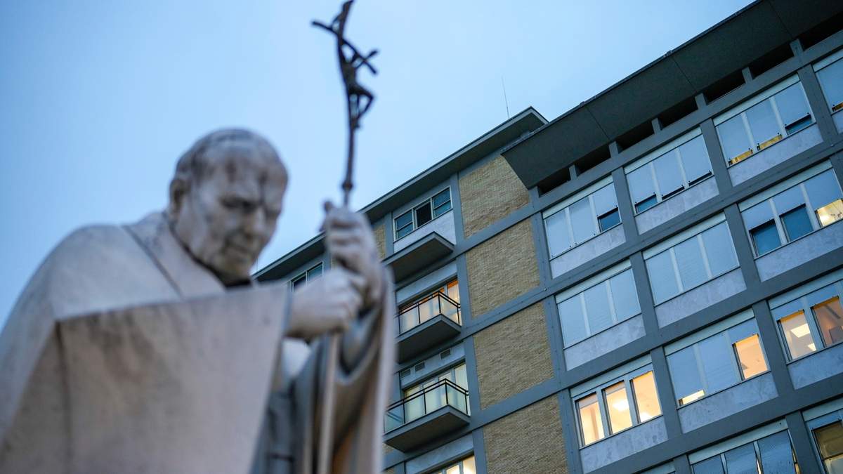 Una estatua de mármol del fallecido papa Juan Pablo II frente al hospital Agostino Gemelli, en Roma, donde fue internado el Papa Francisco