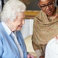 Con Archie no, por favor: el rezo en cuarentena de la Reina Isabel