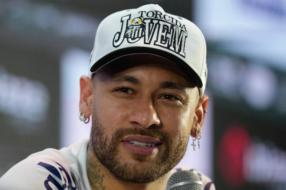 El futbolista brasileño Neymar da una conferencia de prensa en Santos, Brasil, el 31 de enero de 2025.