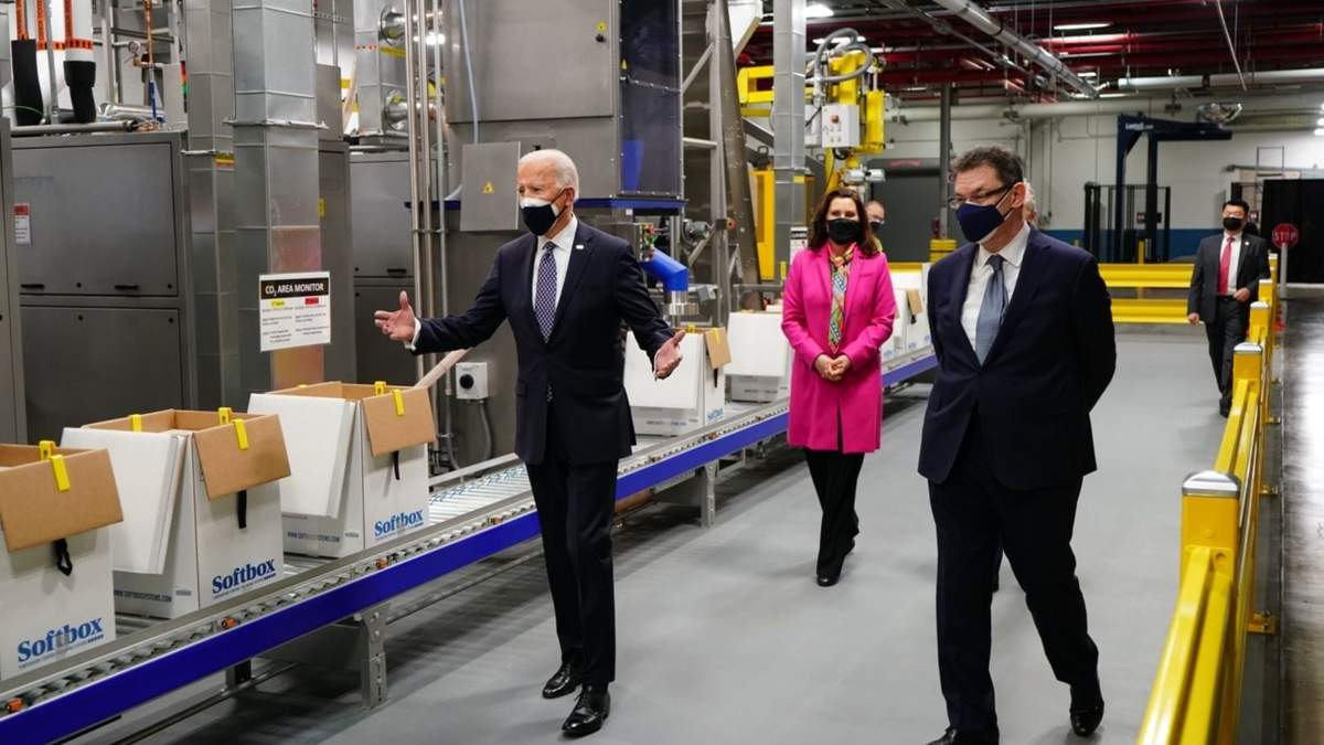 El presidente de EU, Joe Biden, en la planta de Pfizer en Kalamazoo, Michigan