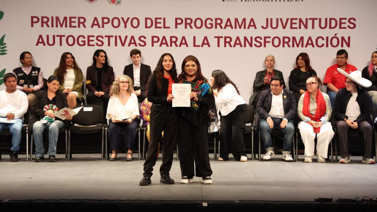 La jefa de Gobierno en la entrega del primer apoyo