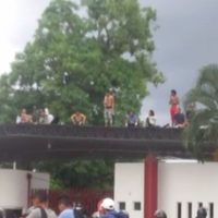 Migrantes se amotinan en la Estación Migratoria Siglo XXI de Tapachula