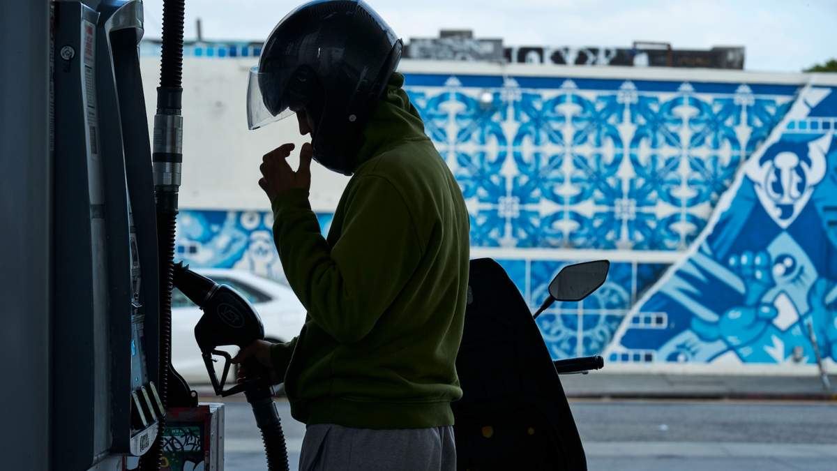 Un galón de gasolina regular costaba un promedio de casi 4.05 dólares por galón en Estados Unidos el domingo