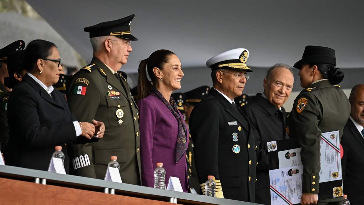 Entrega de diplomas y reconocimientos