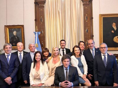 Primera reunión de gabinete: revisión de contratos, 100 % de presencialidad y fuerte recorte fiscal