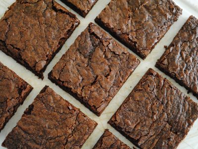 Cuadraditos de brownie y masa quebrada: tentate con esta receta full chocolate para acompañar con mate