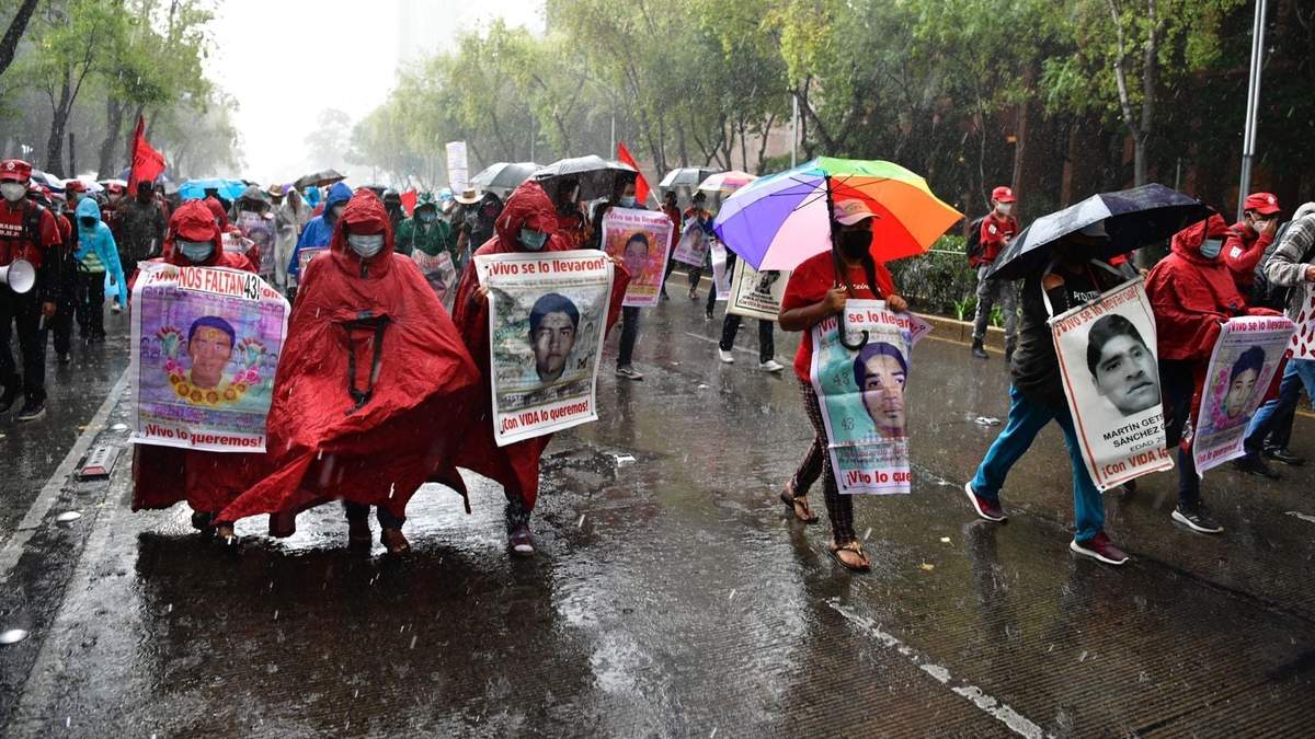 Manifestación bajo la lluvia