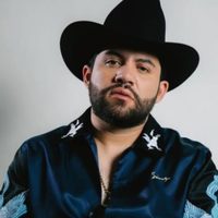 Luis R. Conríquez posa armado junto a su hija y desata polémica