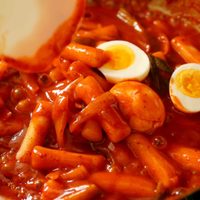 Tteokbokki: el clásico de la comida coreana ideal para compartir con amigos