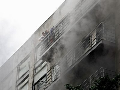 Desalojan a cientos de personas por incendio en conjunto habitacional Puerta Jardín