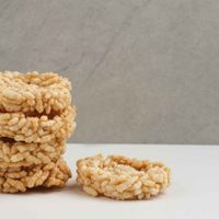 Galletitas de arroz con chocolate y maní: el snack dulce que te va a quitar ese antojo a la tarde y es más sano