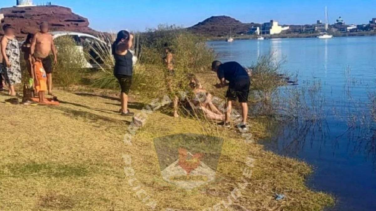 Los policías rescataron de las aguas al hombre y lo pusieron a salvo en la orilla. Fuente: (Facebook)