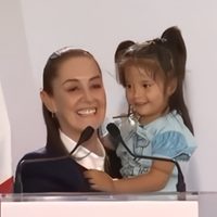 “Va a ser la próxima diputada” dice Sheinbaum a niña de 3 años que interrumpió su discurso