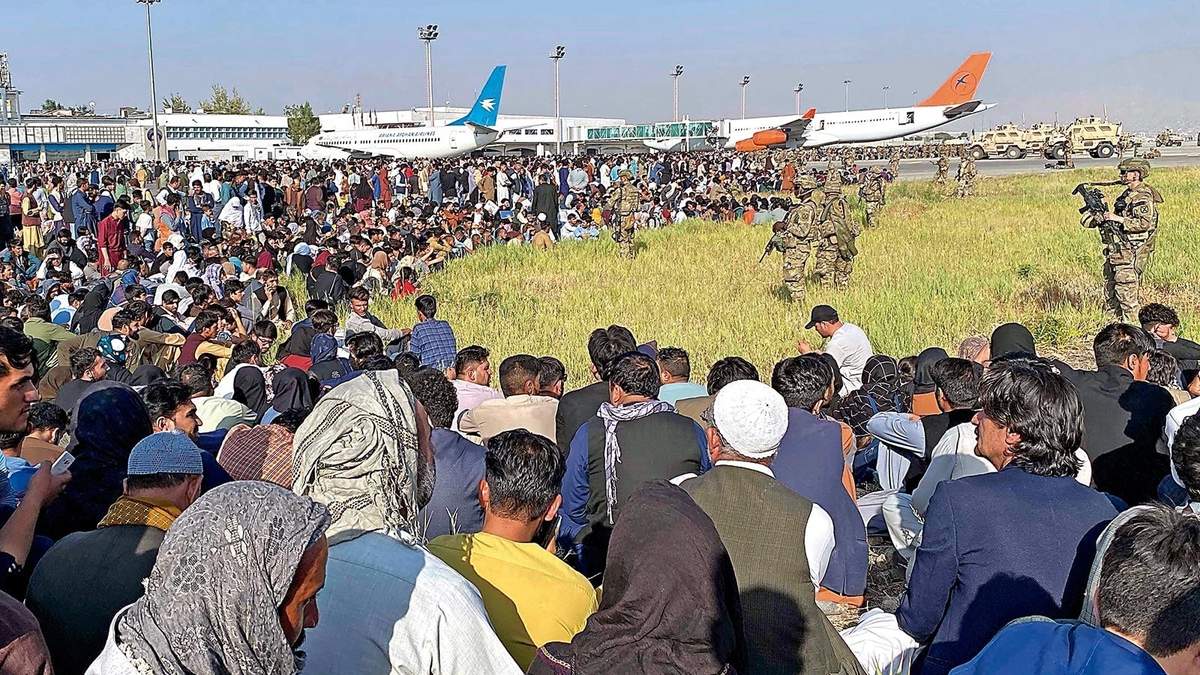 Aeropuerto de Kabul. Largas filas en pos de una salida
