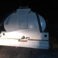 Pobladores intentan recuperar pipa cargada con huachicol en Hidalgo