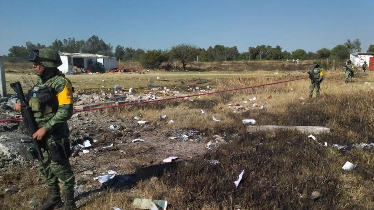 Personal militar custodia el lugar dónde explotó un polvorín en Suchitlán, municipio de Villagrán, Guanajuato