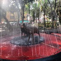 Tiñen de rojo fuentes de la CDMX en protesta por la Ley de Seguridad Interior