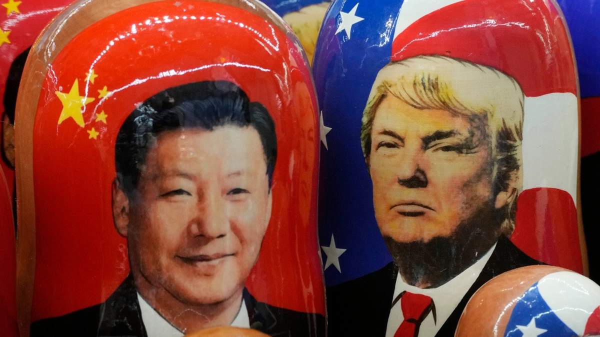 Muñecas tradicionales rusas de madera llamadas matryoshka con las imágenes del presidente de China, Xi Jinping, a la izquierda, y al presidente de Estados Unidos, Donald Trump