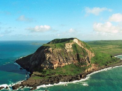 Impresionante: volcán submarino hizo emerger barcos hundidos de la Segunda Guerra Mundial en Japón