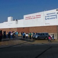 En tercer día de paro, maestros bloquean el aeropuerto y la terminal ADO en Oaxaca