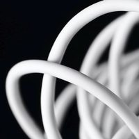El truco que seguro no conocías para enrollar los cables de tus electrodomésticos sin nudos y sin dañarlos