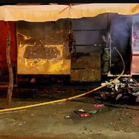 Un incendio intencional afectó un carro de comidas y una vivienda