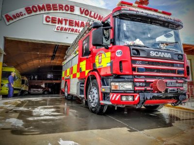 Una bebé quedó encerrada en un auto mientras su padre lo lavaba en una estación de servicio