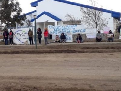 La comunidad de la escuela primaria 24 de Tricao Malal reclamaron por falta de auxiliares