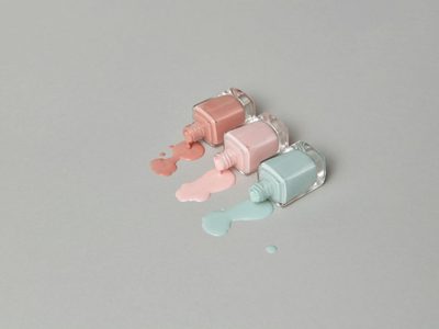 Micro french: la manicura que arrasa en 2025 y reinventa el Nail Art clásico