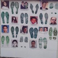 Frente a la FGR, hondureña coloca memorial con la fotografía de su hijo desaparecido en 2010