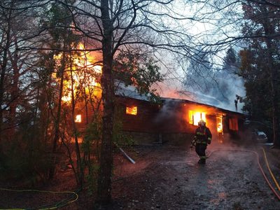 Voraz incendio en San Martín de los Andes: cuatro jóvenes se salvaron de milagro