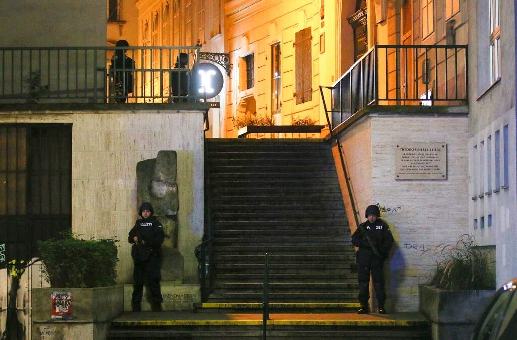 Policías montan guardia cerca de una sinagoga donde se registraron los disparos, en Viena. Foto: AP/Ronald Zak