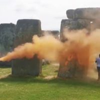 Ecologistas pintan de naranja el Stonehenge; fue “vandalismo", lamentó el primer ministro británico