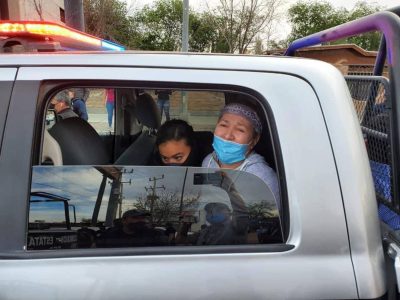 Sacan en ambulancia a candidata del PRI detenida por protestar contra obra vial en Juárez