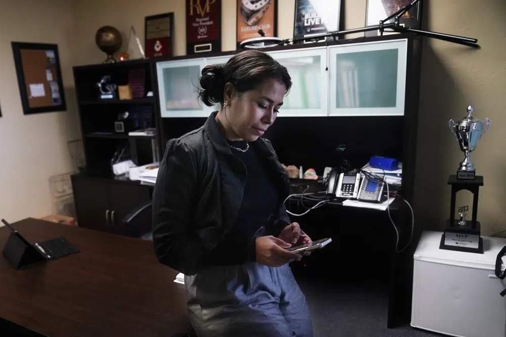 Sarah Salgado chatea con su familia después de una reunión de negocios en Miami Lakes, Florida, el 19 de diciembre de 2022