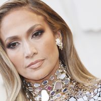 ¡Qué susto! Jennifer López se resbaló sobre el escenario y por poco se nos va ¡Se salvó de milagro!