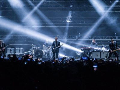 El rock de Interpol hizo vibrar el Palacio de los Deportes en el 20 aniversario de su álbum debut