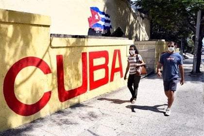 Ciudadanos de Cuba caminan con cubrebocas