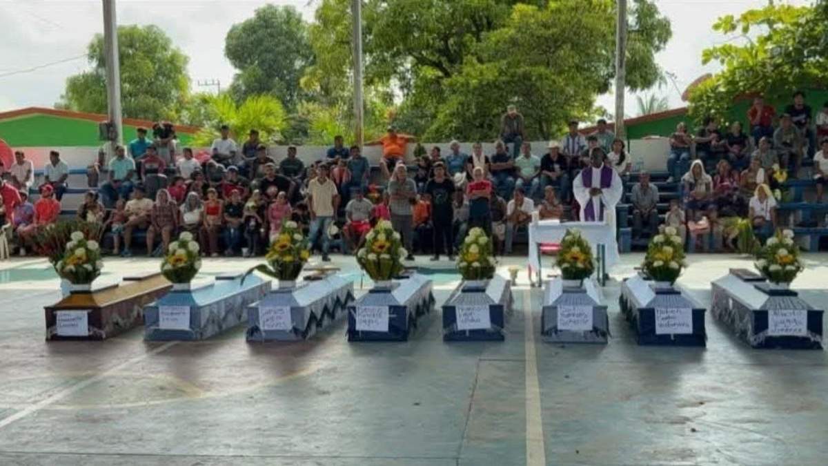 Cuerpos de los policías de la Unión de Pueblos y Organizaciones del Estado de Guerrero (UPOEG) asesinados en Ayutla
