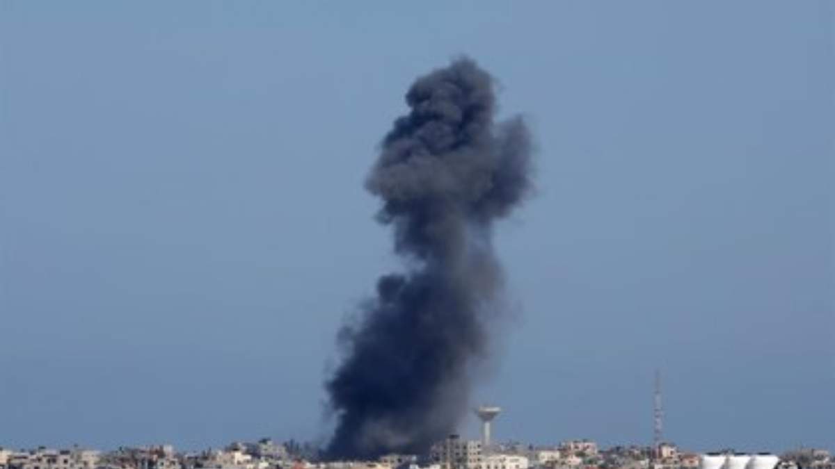 Columna de humo en la Franja de Gaza tras un ataque de las Fuerzas de Defensa de Israel