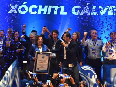 Xóchitl Gálvez recibe constancia como candidata del PAN; centra mensaje en AMLO