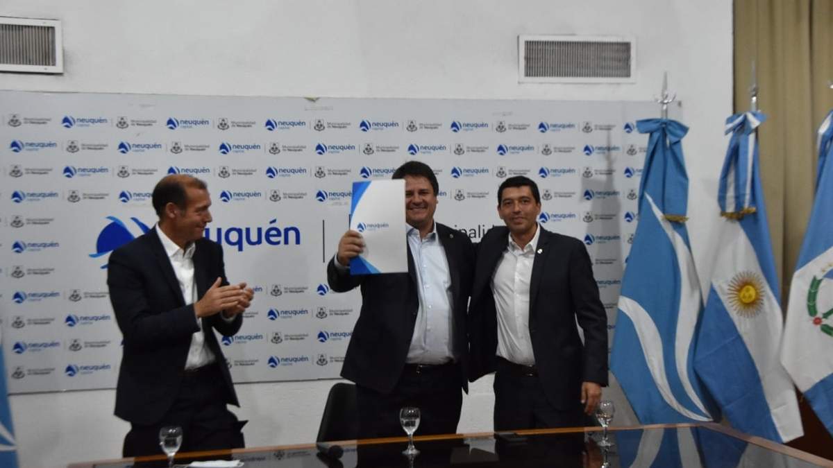 El vicegobernador Marcos Koopmann hace entrega del documento que avala la votación de la Legislatura.