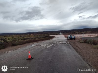 Cerraron las principales rutas de Rincón de los Sauces por acumulación de agua y barro