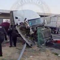 Tráiler choca contra caseta de cobro en Tepotzotlán tras presunto asalto