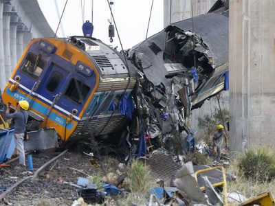 Tragedia en Tailandia: una grúa cayó sobre un tren y dejó al menos 30 muertos y 67 heridos