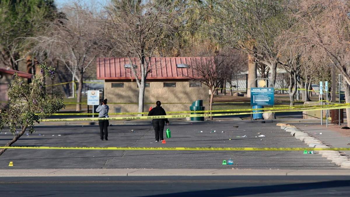 Técnicos de escena del crimen inspeccionan el estacionamiento de Young Park tras un tiroteo masivo