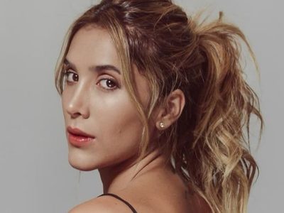¡No tiene nada abajo! Daniela Ospina usa un vestido con una abertura muy grande