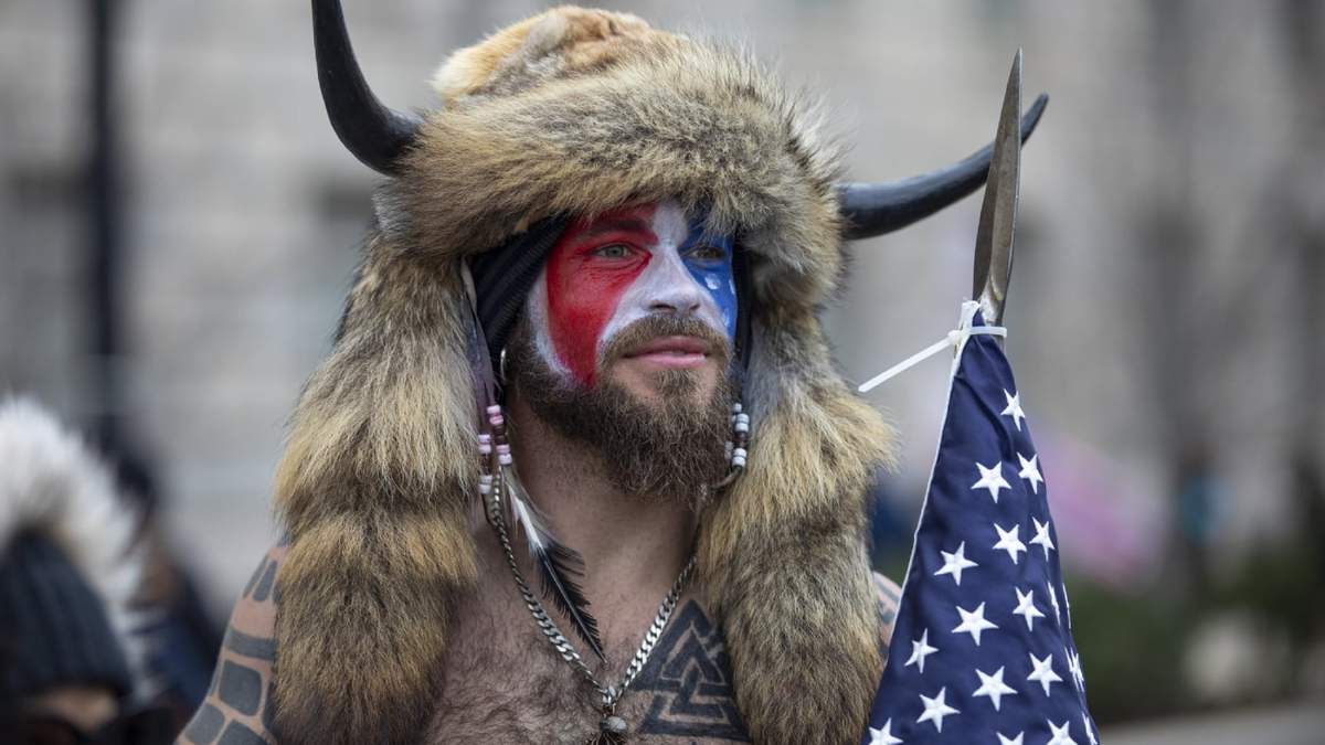 Jacob Chansley o Qanon Shaman fue uno de los rostros más icónicos del asalto al Capitolio. Fuente: (Twitter)