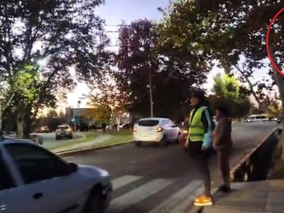 Peligro en el Corredor del Oeste: un semáforo roto obliga a un celador a dirigir el tránsito